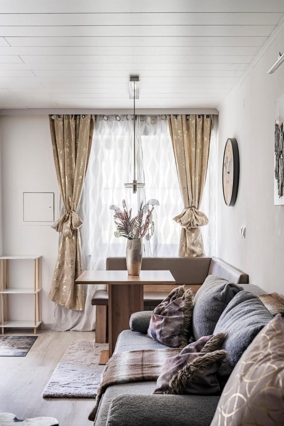 Emerald Apartment *